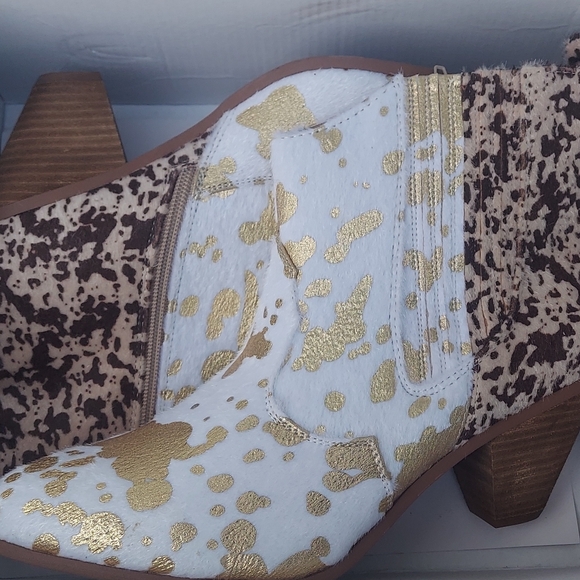 Stylish Gold and White Ankle Booties - Picture 6 of 6